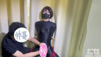 【牵丝】黑色紧身衣男娘提子强制榨汁gc挑战