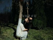 小狗の饲育日记」浅尝露出，月黑风高的夜，挂在树上的狗