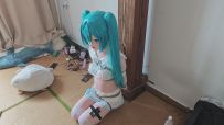 【无夜】kigurumi捆绑调教~把初音绑到柱子上强制跪坐，紧缚，玩弄