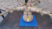【尿了】把艺仙儿用竹杆交叉式绳缚,这姿式生不如死的感觉,还要强制高潮TK折磨,爽的无