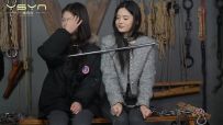 【双柳体验】柳依带来自己的小妹柳亦菲来到基地体验各种金属道具拶子绑住手腕吊起互绑