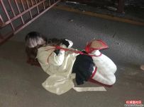 捆绑行走，路边驷马