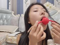 王宁 开车非要戴口球