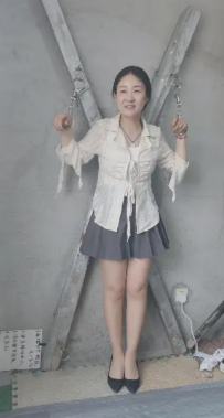 【皖北绳艺】美艳少妇被铐起来脚趾灵活自己换上高跟鞋，聊天自爆大瓜
