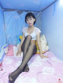 宿舍极品清纯小美女自拍，黑白薄丝袜，开档的哟。
