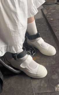 布莱恩 18岁女高铁铆钉死镣-焊接-烧红-砸死脚镣两天禁锢（上）