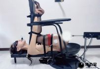 【缚心室】House of gord复刻，将175黑丝女神制作成人体家具椅，扭着屁股哀求，郊狼+