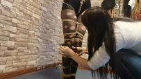 一绳所爱 喵喵被女绳师绑在柱子上，各种蹂躏折磨