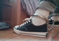 因为到处跑，就被主人锁起来了。白袜+脚镣+帆布鞋