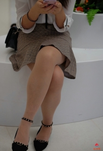 重口味 这个小姐姐的腿毛很多很长呀 该脱毛了