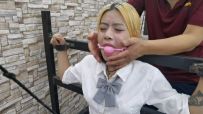 飞天 继续审问JK少女毒犯希希,还是不配合,直接禁锢在拘束架加大力度审问折磨...