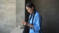【巾帼落刑台】小雨接情报不幸被捕入狱跪绑棍子打肚子压杠子鞭打老虎凳打挠脚心等刑讯