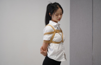 【灰太狼的羊】长腿肉丝美女用脚玩游戏机，因未能通关被紧紧捆绑放置惩罚【游戏＋日式