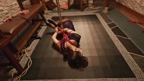 临冬城的冰原狼 大长腿黑丝舞女被反绑挣扎逃脱