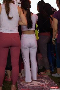 公园里的女孩 薄透的白色长裤显得曲线美 还透出内内痕迹