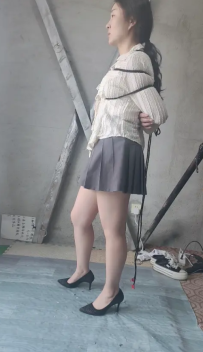 【皖北绳艺】美艳少妇被老公从架子放下来以为是救她的，结果又被捆起来了，百褶裙就是