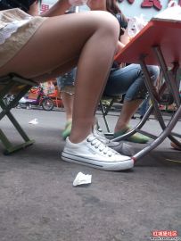 裙底风光无限~坐在马扎上的包头肉丝帆布鞋女孩