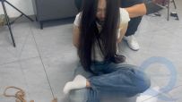 【摩尔泰工作室】雨天大学生放学上被绑架【续集2】转卖前被调教成母狗