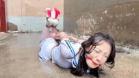 【三五小脚】在大雨中的束缚