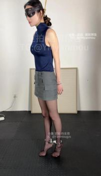 【眼眸出品】客户定拍《勒脖垫脚悬吊+强制弯腰行走166》