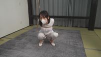 【象人工作室】嗷嗷-护士系列2，并肘直臂，折腿放置，脚上穿着强制踮脚辅助器！