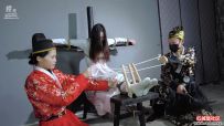 《刑讯出轨番金莲》足咖固定TK！夹棍夹脚！签子戳脚心！...