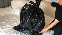 【高校联盟】99年研究生小周 黑丝瑜伽服 装袋浇水！请声音调大仔细听！小周都快要哭了