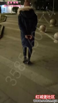 何沐原创 何沐带着手铐脚镣逛户外