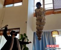 小花影拘束袋紧束高高悬吊棍棒击打，放置，头套束缚。