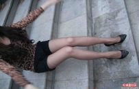 风骚老婆的野外自拍，脱掉裤袜上厕所，灰丝黑丝小骚女