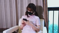 【早见】约了07年的小M，初次捆绑调教，叫声很淫靡。粉色尼龙衣白油丝，红绳分腿，乳