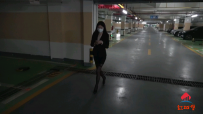 尾随者1 陌生男子在地下车库一路尾随OL美女至入室绑架她,...