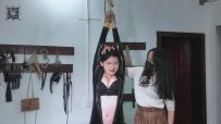 女间谍被笼中暗无天日的囚禁与变态的吊打电击折磨审讯！棒棒跳D强G羞辱充气口塞充