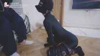 【九尾少女】家养母狗常态驯化，封闭五感，K9犬姿+爬行调教，感官封闭+紧身衣的人形母