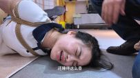 一绳所爱 被绑架的女孩独居女孩因为工作太累，忘记关门，躺在沙发倒头就睡，被尾随身