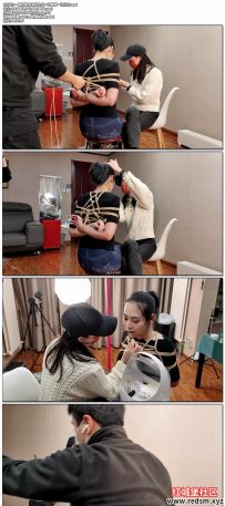 一绳所爱 新来的女孩一边捆绑一边化妆