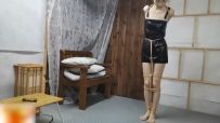 绳舞飞扬 橘子皮裙受虐……橘子黑皮性感裙肉丝紧缚，踮脚任务(双腿颤抖不停）+吊脚TK