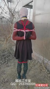 零下1°阳光房，脚尖点地，丝袜蒙头，抽打浇水，调教