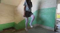 【比尔工作室】废墟潜入 白丝女裸足独身入废墟