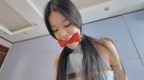 一绳所爱 婧舒被绑在椅子上，各种堵嘴挑战